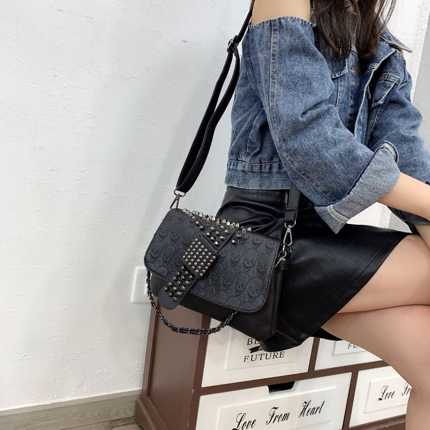 Women's Chain Rivet Embossed Black Skull For Shoulder Bags