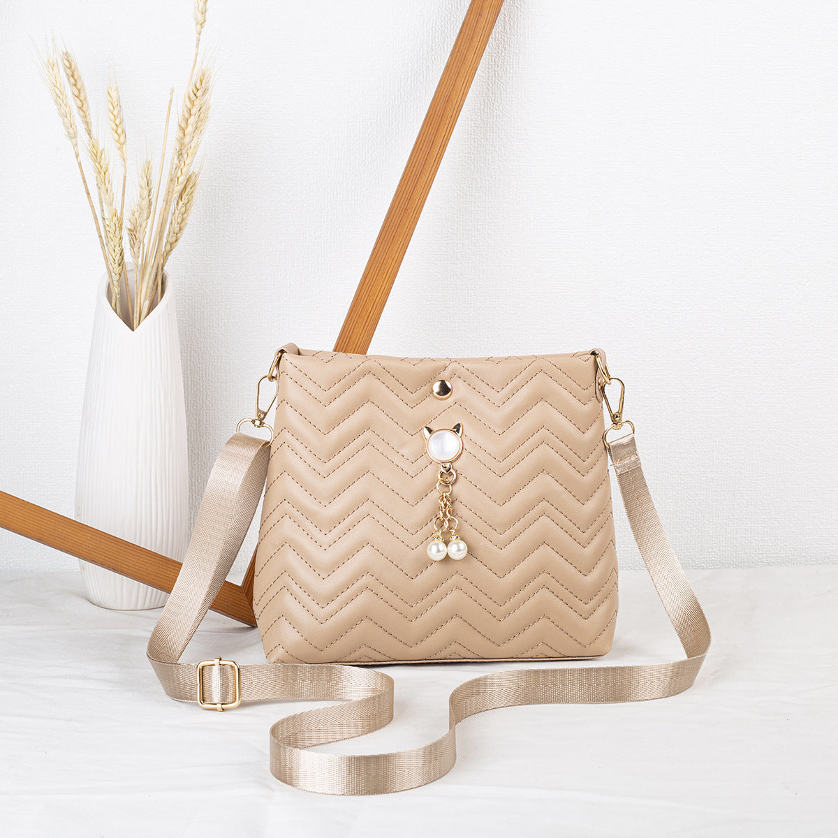 Women's Fashion Wave Pattern Sewing Line Artificial Shoulder Bags