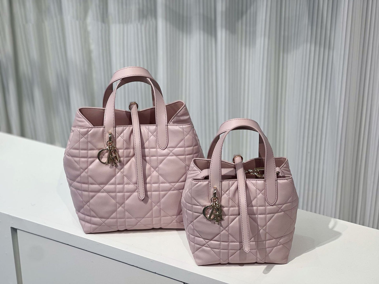 Native Vertical Cowhide Medium Rhombus Commuter Bags