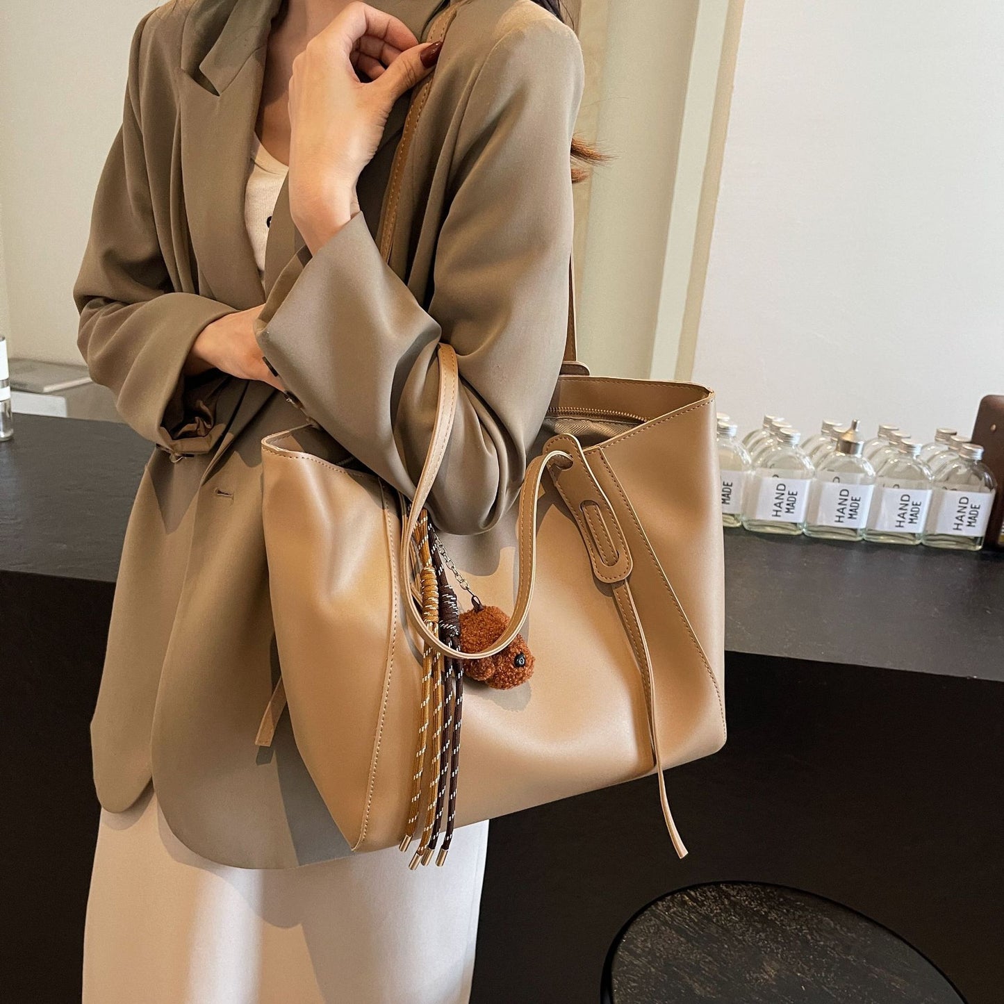 Women's Simple Large Capacity Fashion Retro Commuter Tote Bags