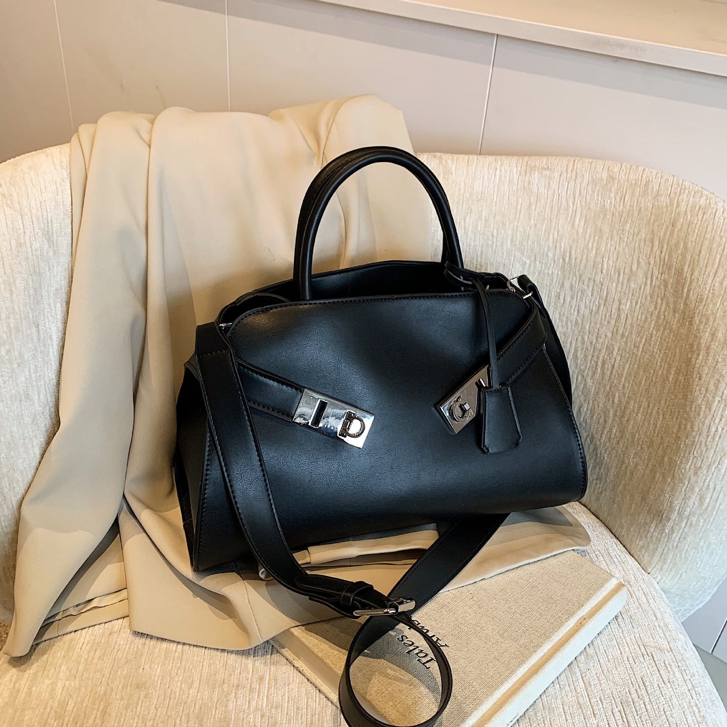 Attractive Glamorous Women's Capacity Texture Niche Bags