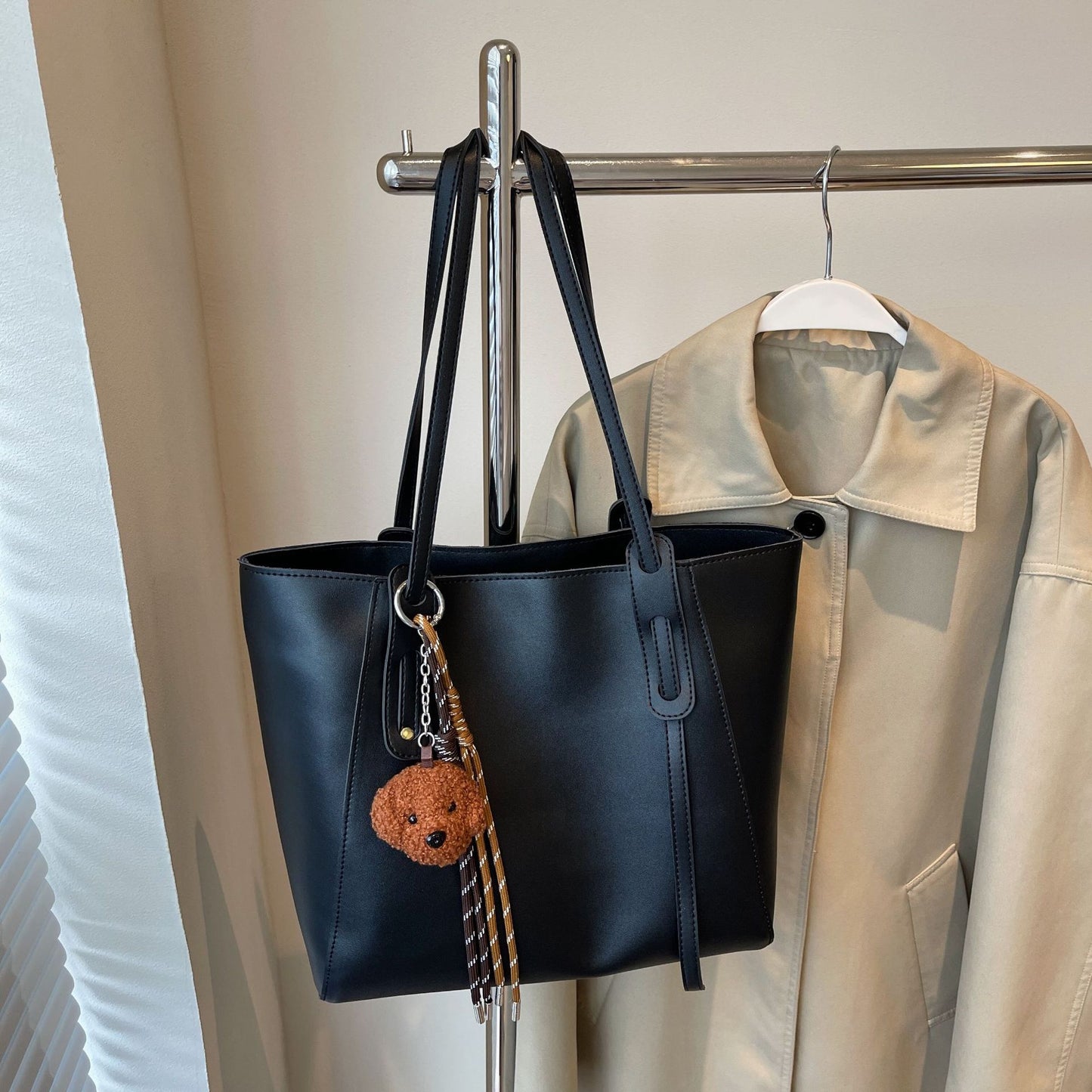 Women's Simple Large Capacity Fashion Retro Commuter Tote Bags