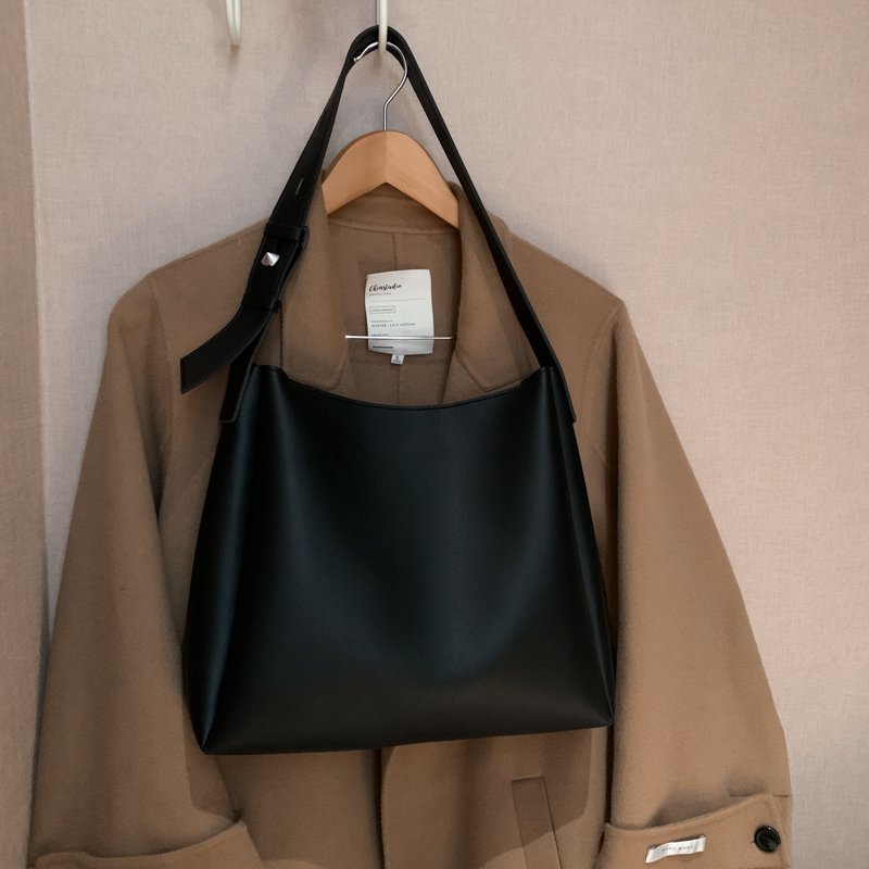 Classic Women's New Large Capacity Simple Shoulder Bags