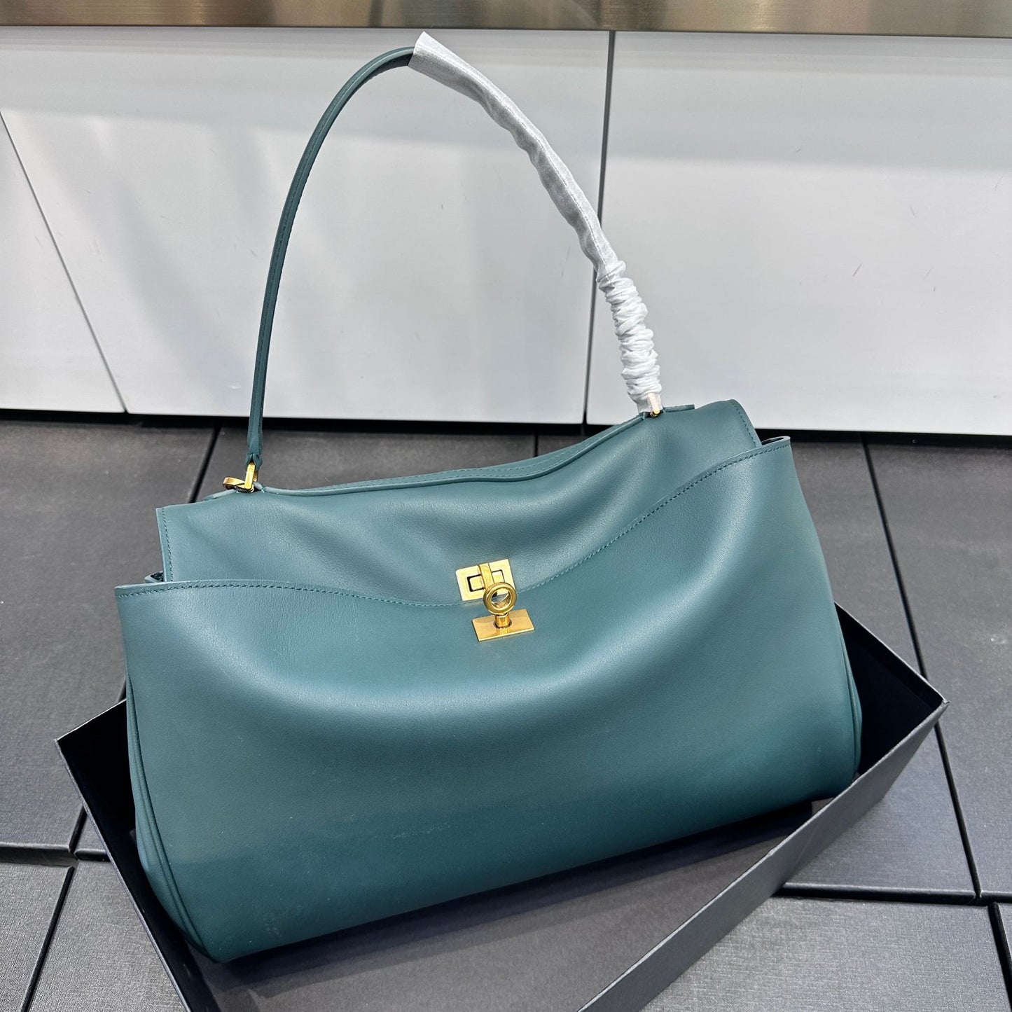 Kelly Cowhide Large Capacity Commuter Portable Shoulder Bags