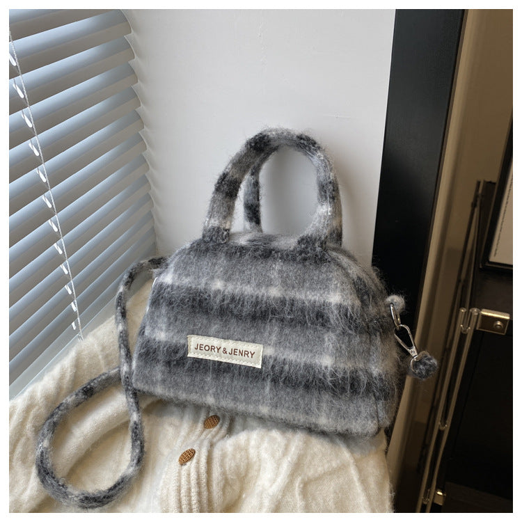 Women's Portable Furry Pouch Winter Support Crossbody Bags