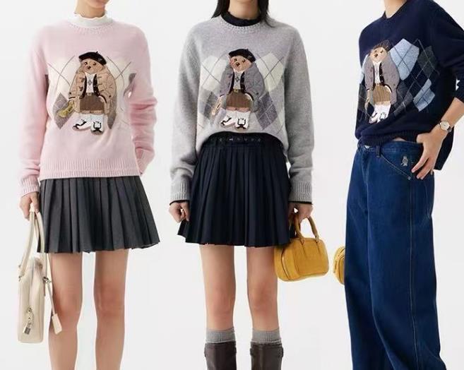 Women's Bear Embroidery For Crew Neck Pullover Tops