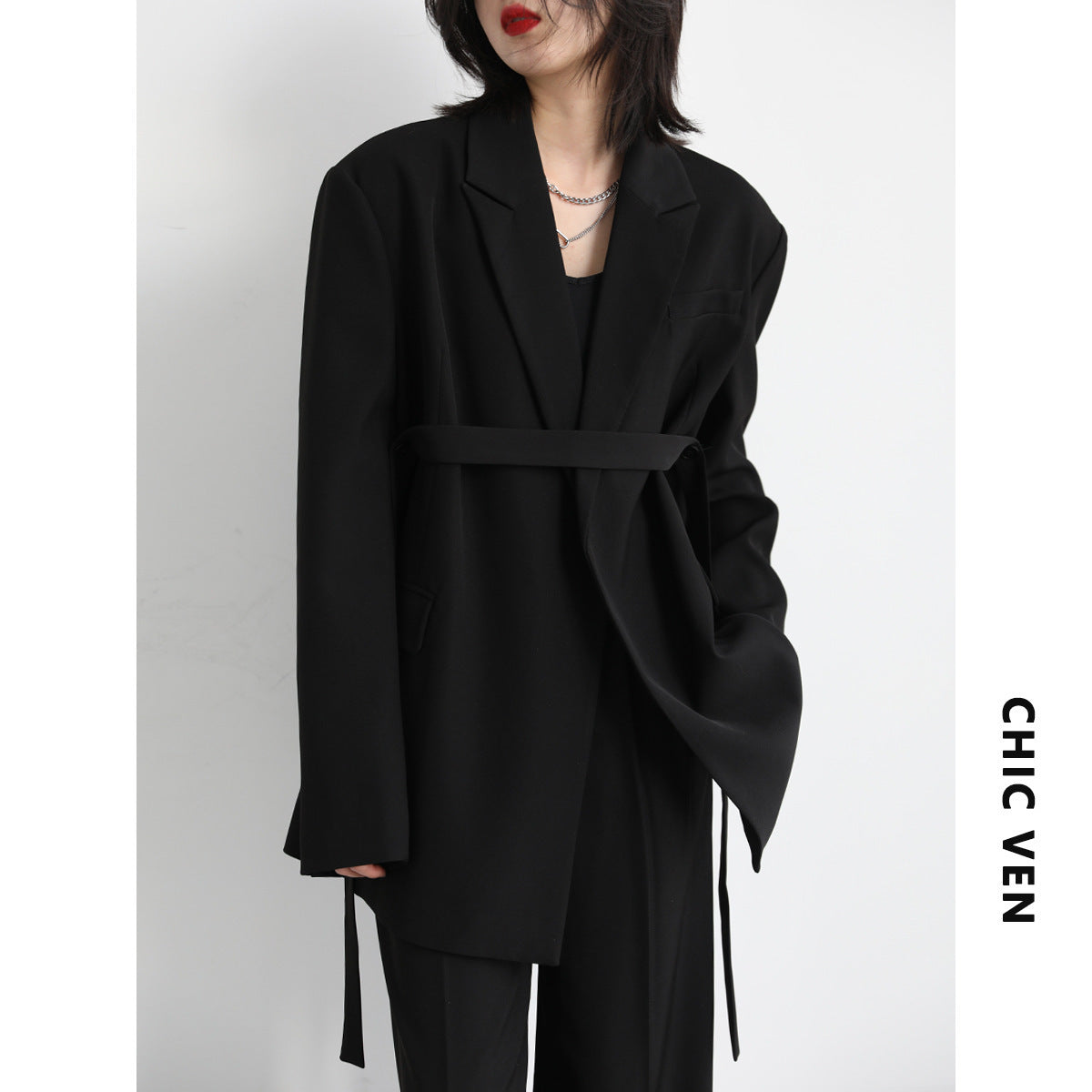 Wide Shoulder Ribbon Mid-length Drape White Suits