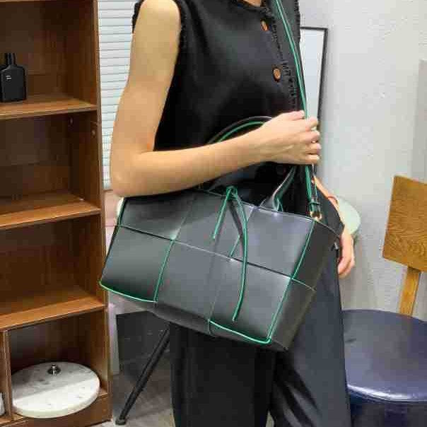 Women's Large Woven Urban Simple Rhombus Capacity Commuter Handbags