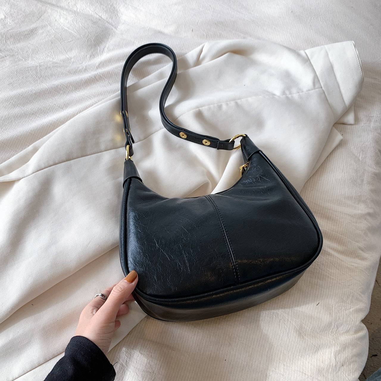 Women's Underarm Oil Wax Leather Trendy Niche Shoulder Bags