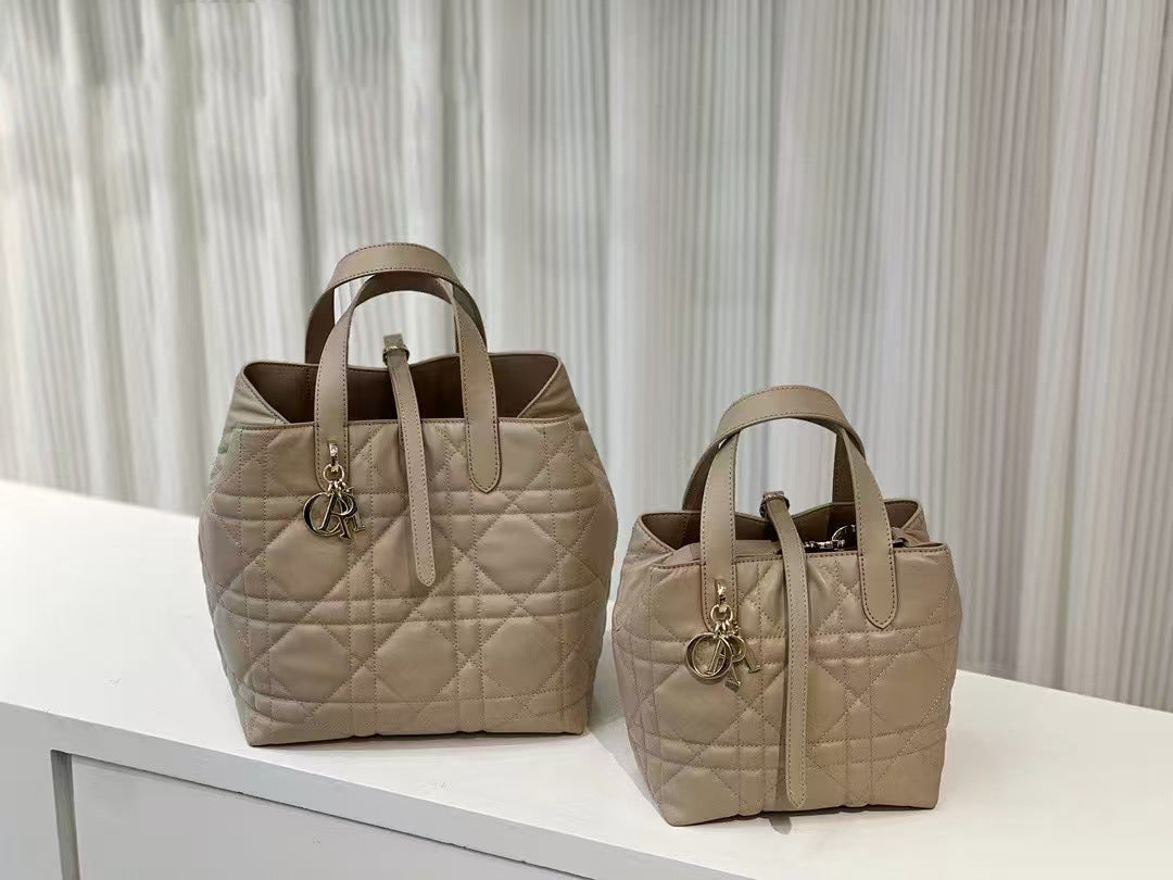 Native Vertical Cowhide Medium Rhombus Commuter Bags