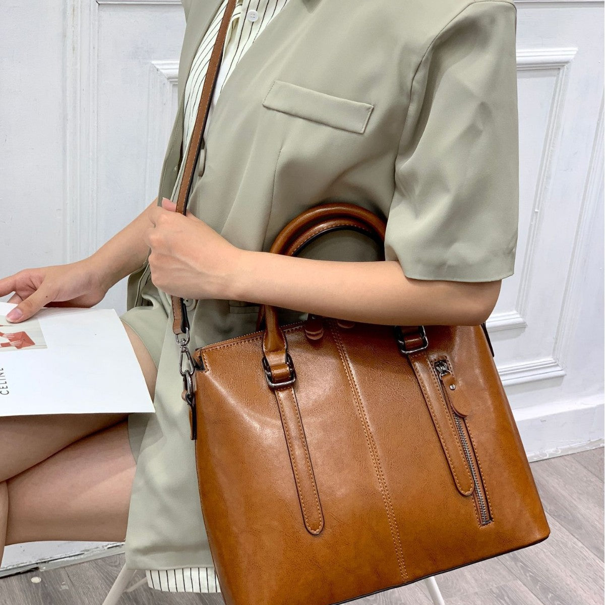 Popular Classy Women's Leather Retro High-grade Handbags