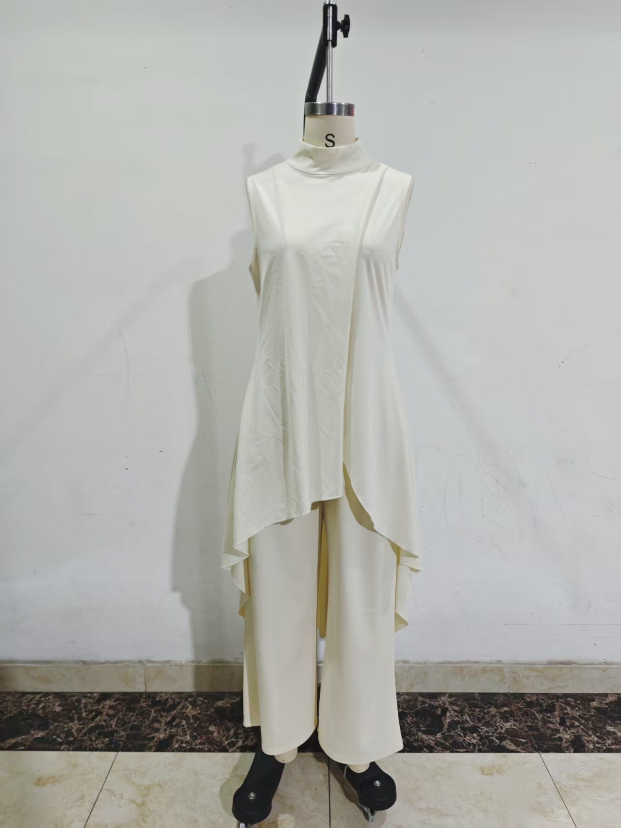 Commuter Slimming Irregular Design Turtleneck Sleeveless Laminated Pants