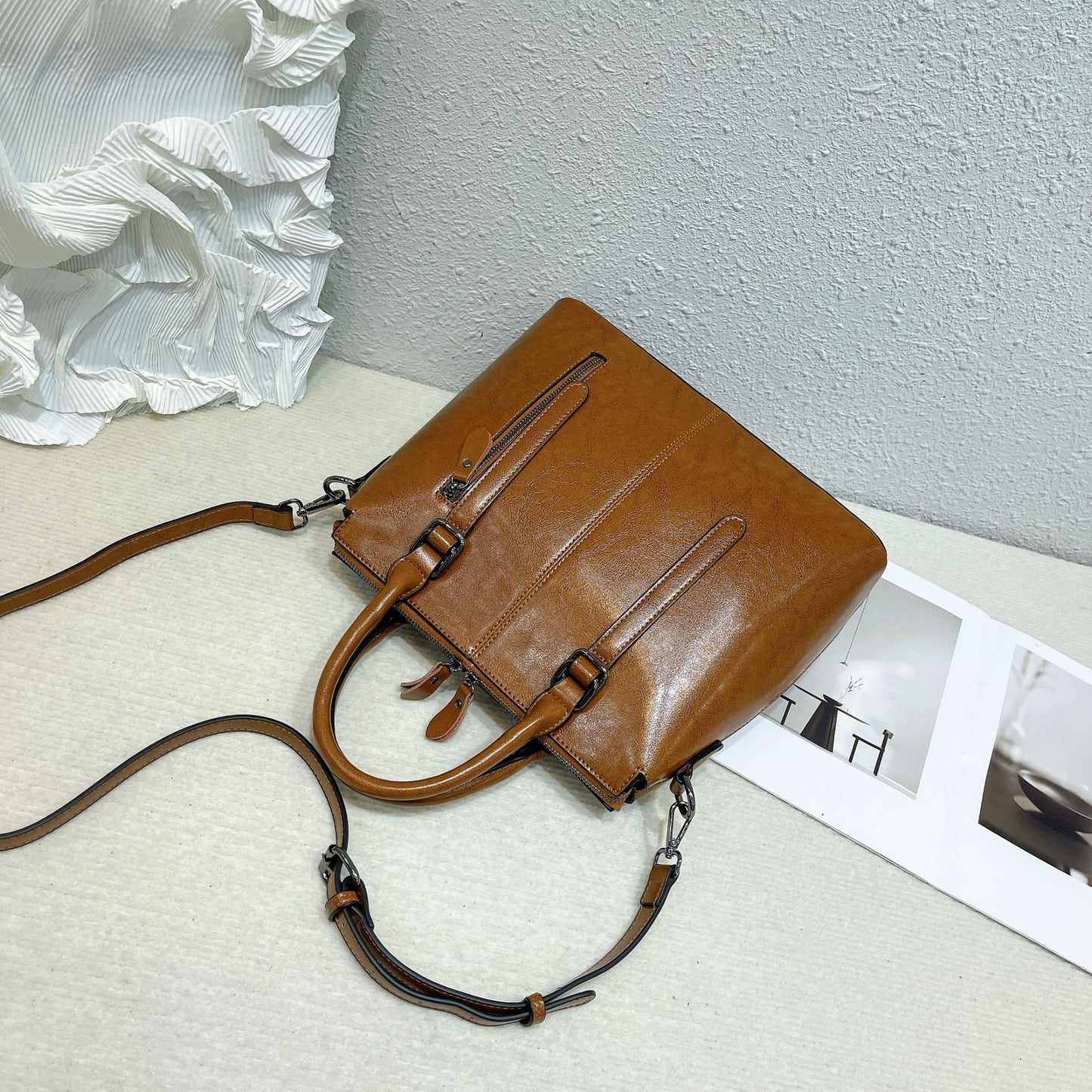 Popular Classy Women's Leather Retro High-grade Handbags