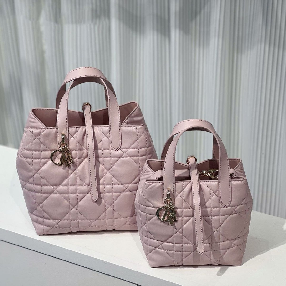 Native Vertical Cowhide Medium Rhombus Commuter Bags