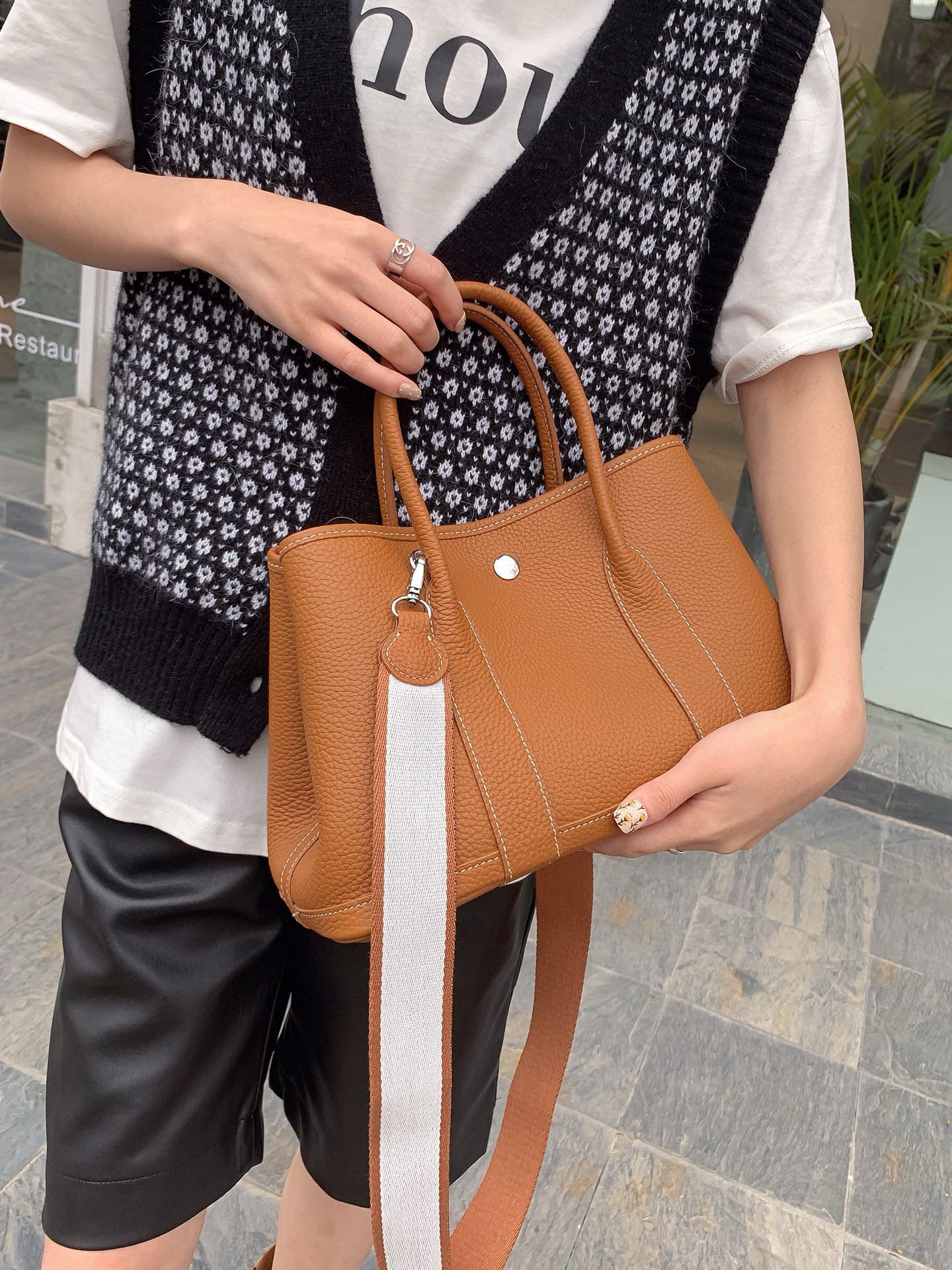 Durable Women's Cowhide Lychee Pattern Wide Handbags