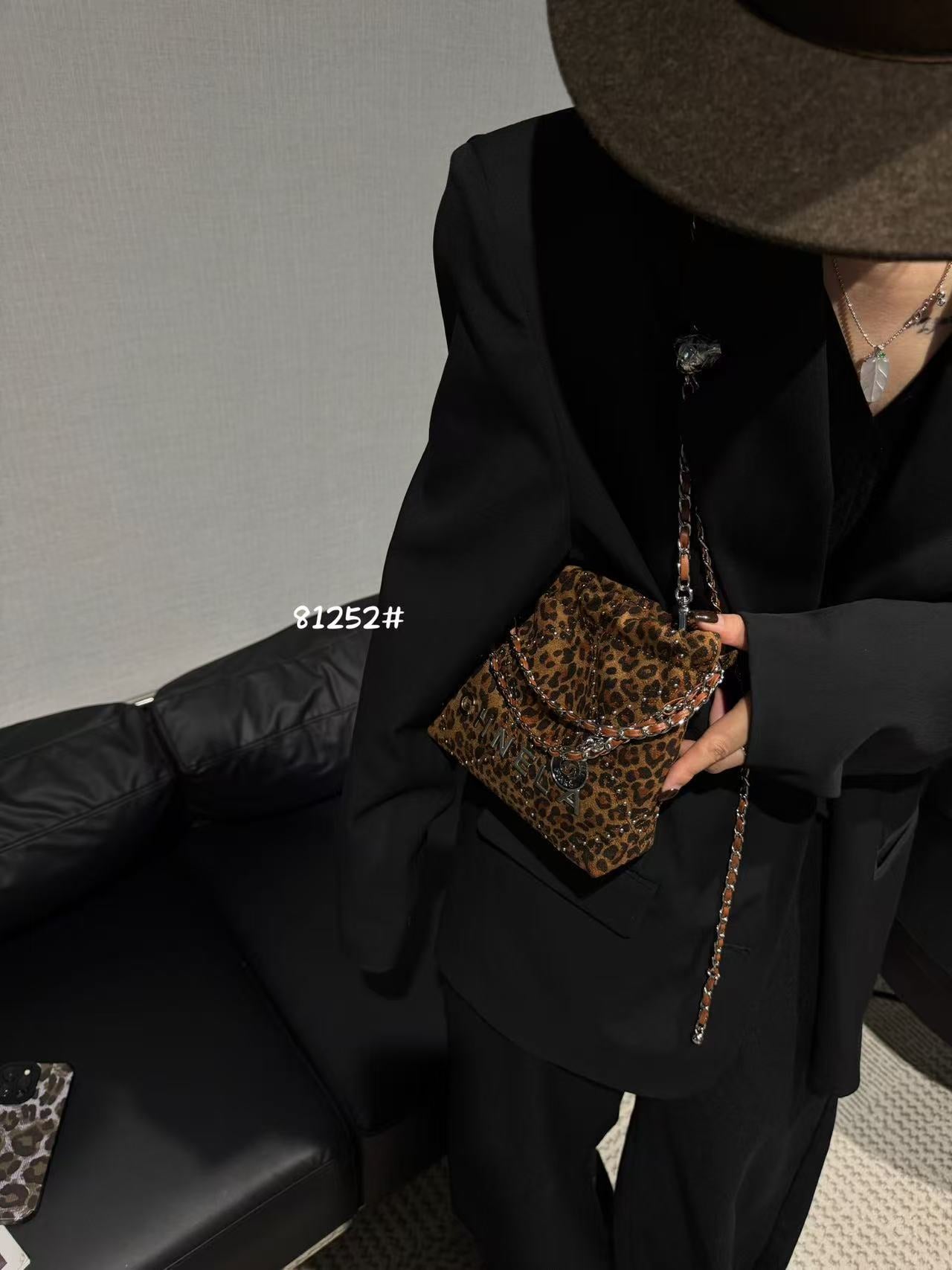 Women's Suede Pattern Retro Debutante Style Chain Tote Bags