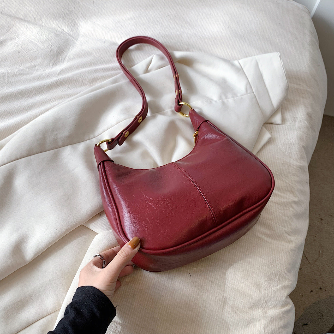 Women's Underarm Oil Wax Leather Trendy Niche Shoulder Bags