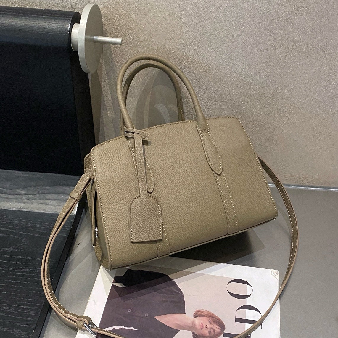 Women's Layer Cowhide Large Capacity Retro Pillow Handbags