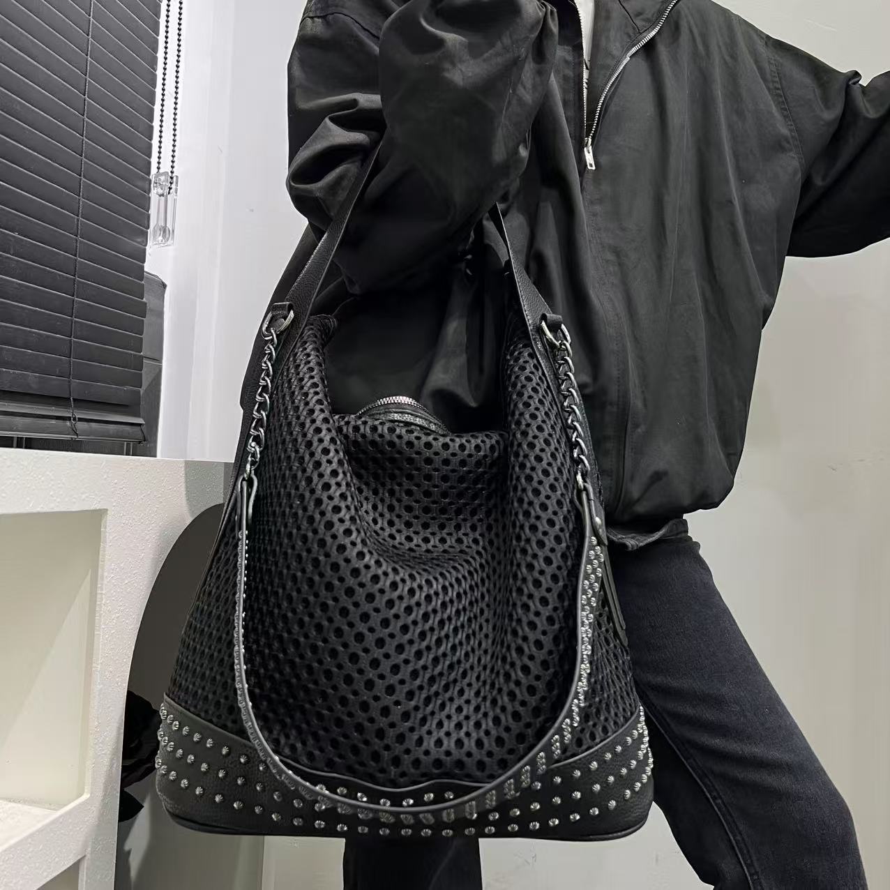 Personality Rivets Hot Large Capacity Retro Crossbody Bags