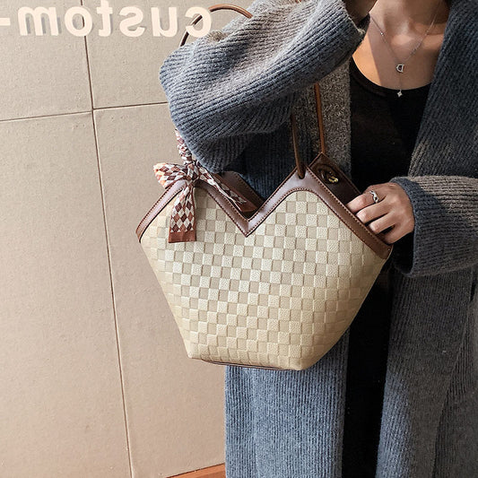Women's High-grade Large Capacity Fashion Commuter Retro Tote Bags