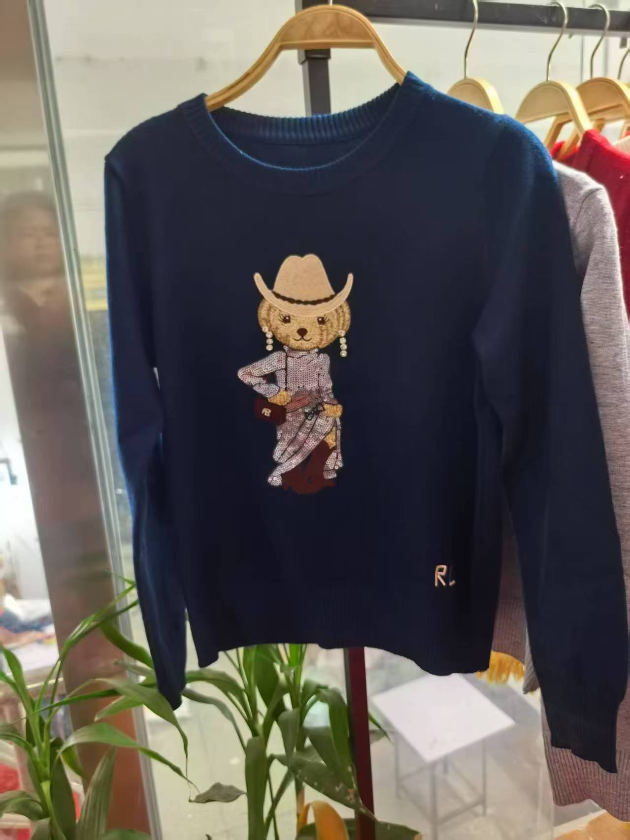 Women's Bear Embroidery For Crew Neck Pullover Tops