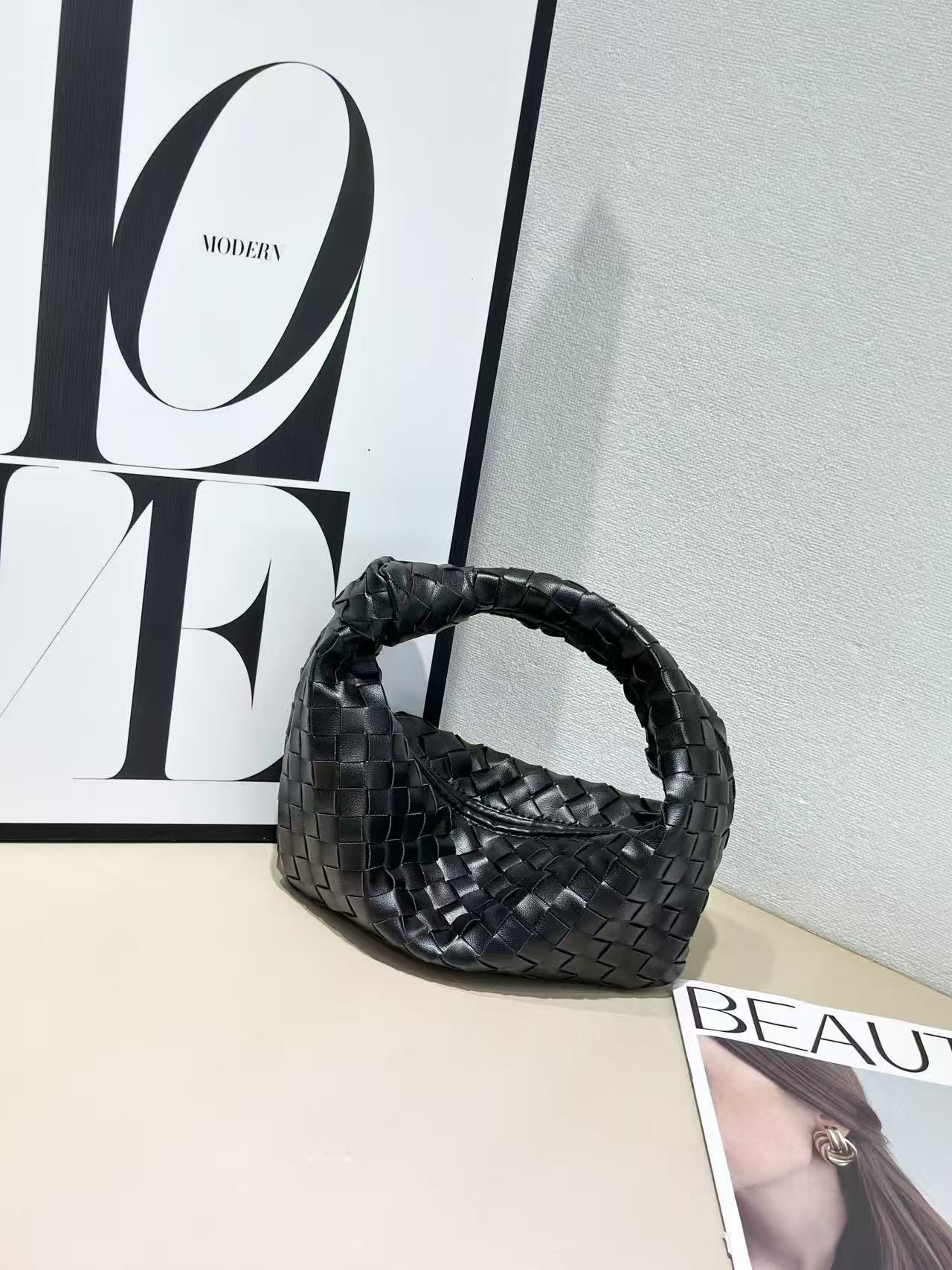 Creative Women's Hand-woven Dumplings Underarm Cowhide Handbags