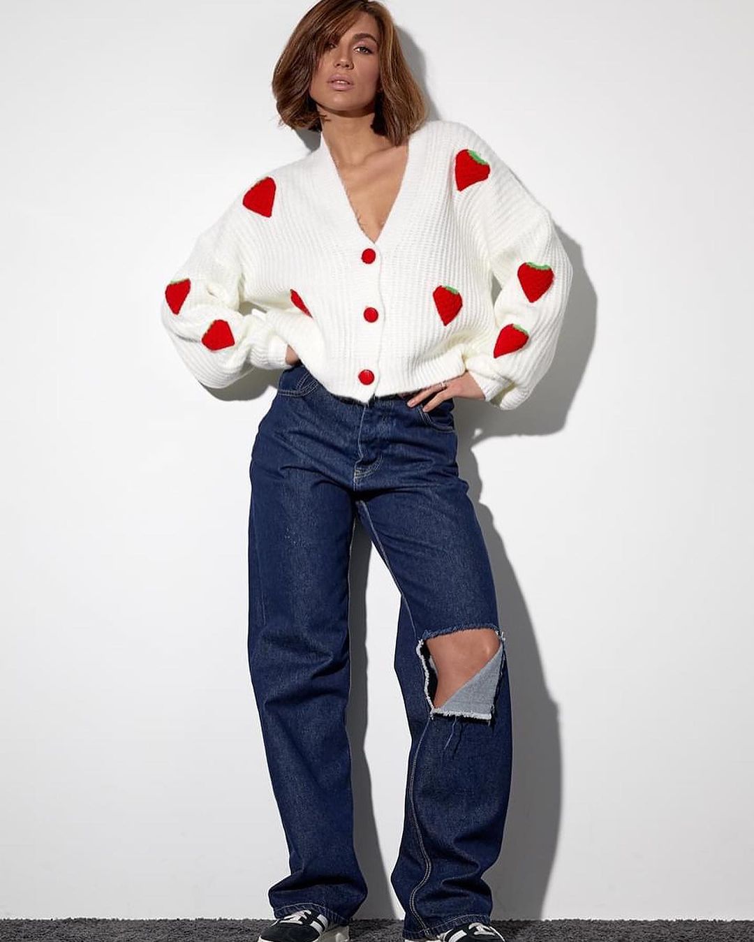Sweet Tridimensional Strawberry Applique Thick Needle Sweaters