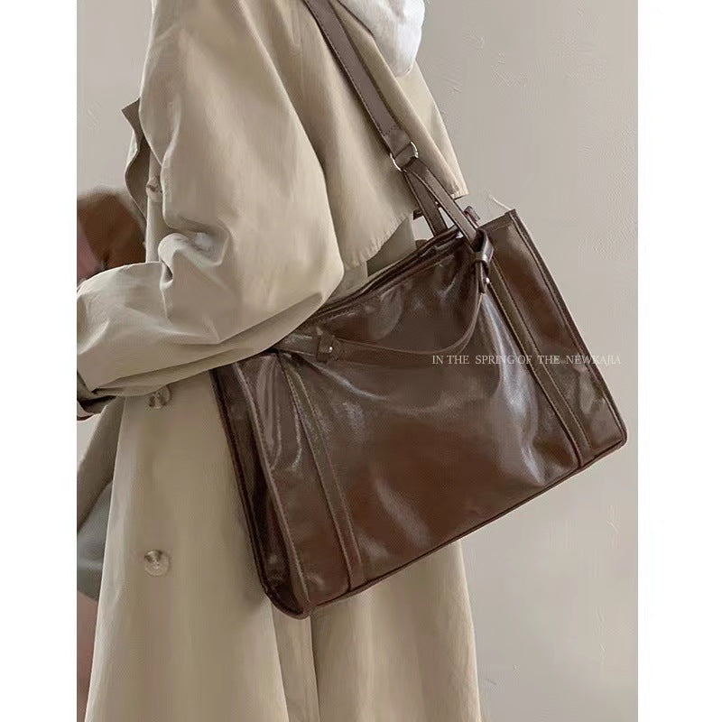 Style Retro Soft Leather Large Capacity College Handbags