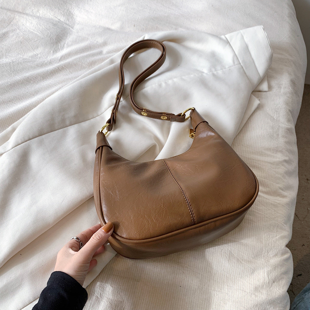 Women's Underarm Oil Wax Leather Trendy Niche Shoulder Bags