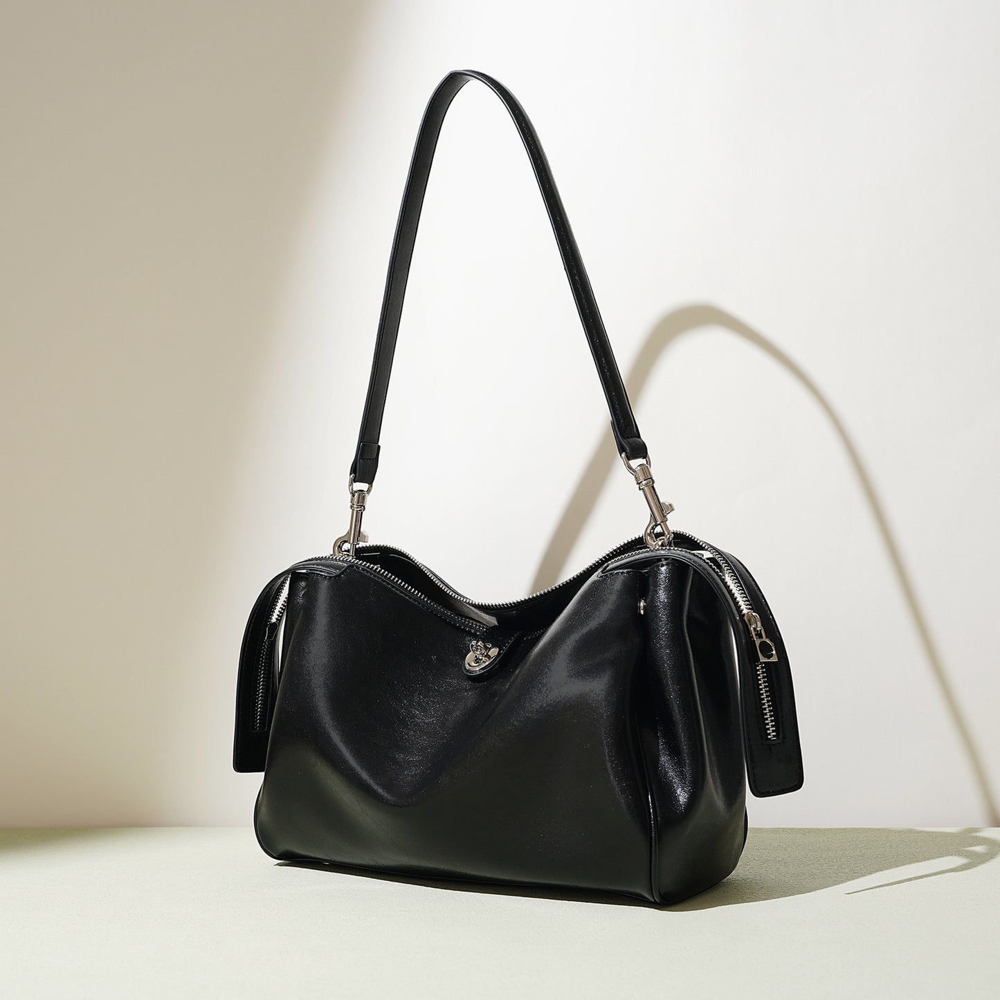 Comfortable Oil Wax Leather Commuter Western Armpit Bags