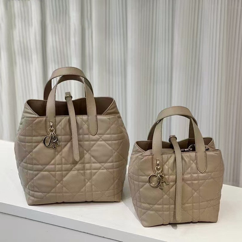 Native Vertical Cowhide Medium Rhombus Commuter Bags