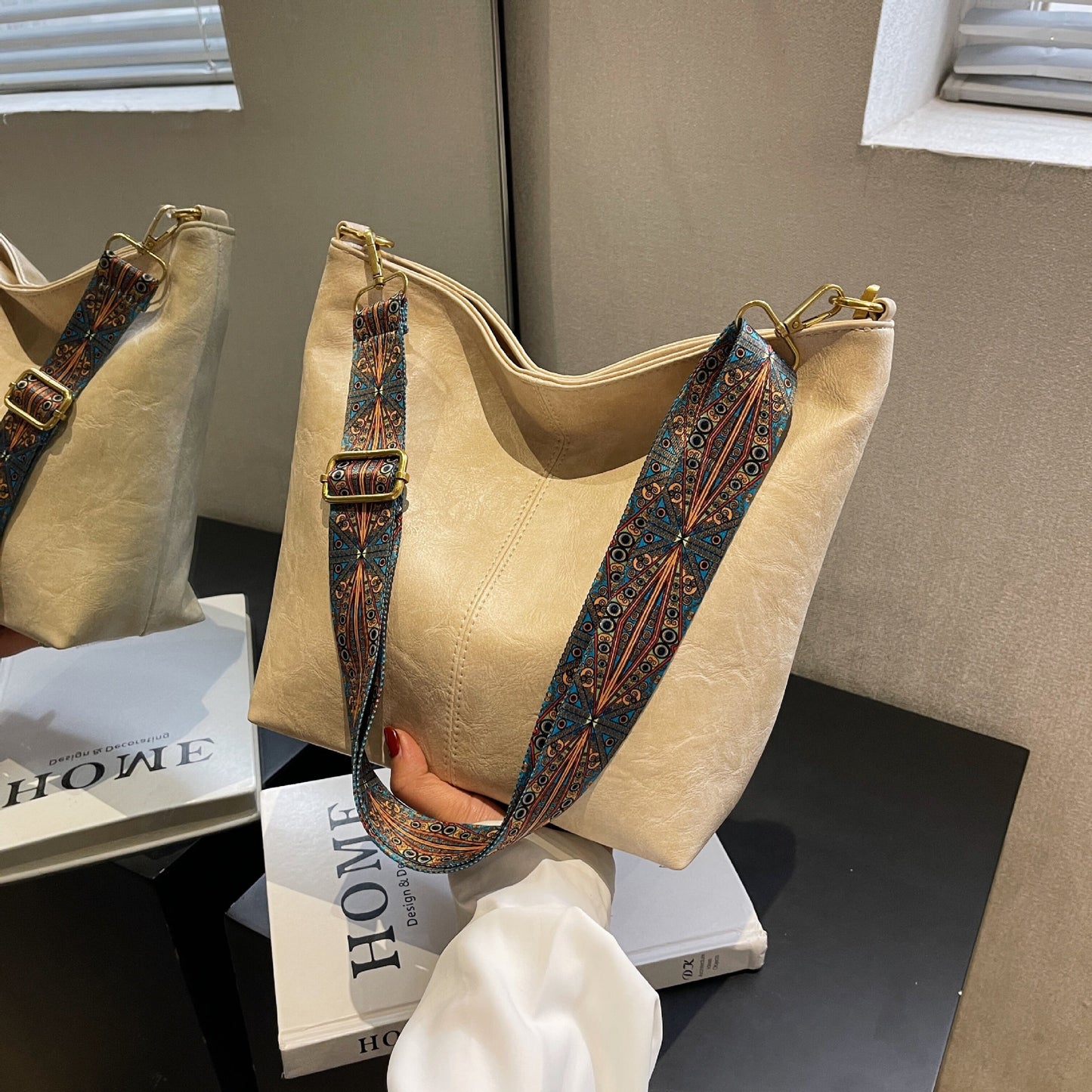 Women's Large Capacity Retro Broadband Advanced Texture Crossbody Bags